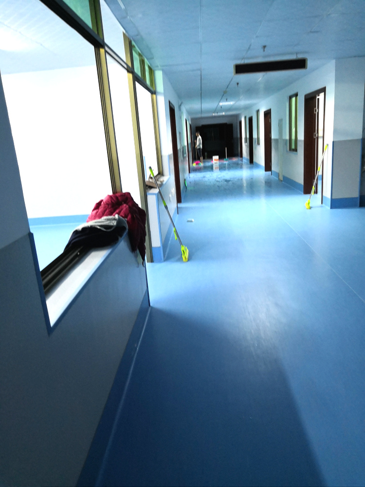PVC同质透心地板广泛用于医院，学校